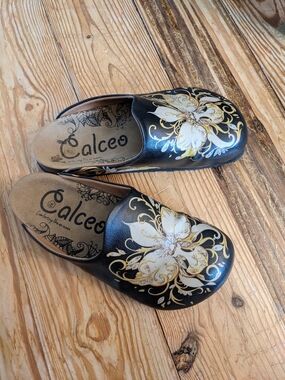 Calceo Black Floral-Accent Leather Mules